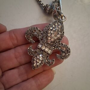 Elegant Silver Fleur-de-Lis Necklace